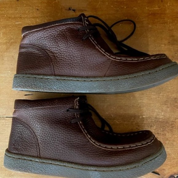 Boy Uniform Chukka Boot Hush Puppy Bridgeport 2 NWOT -- 2 Wide - Picture 1 of 4